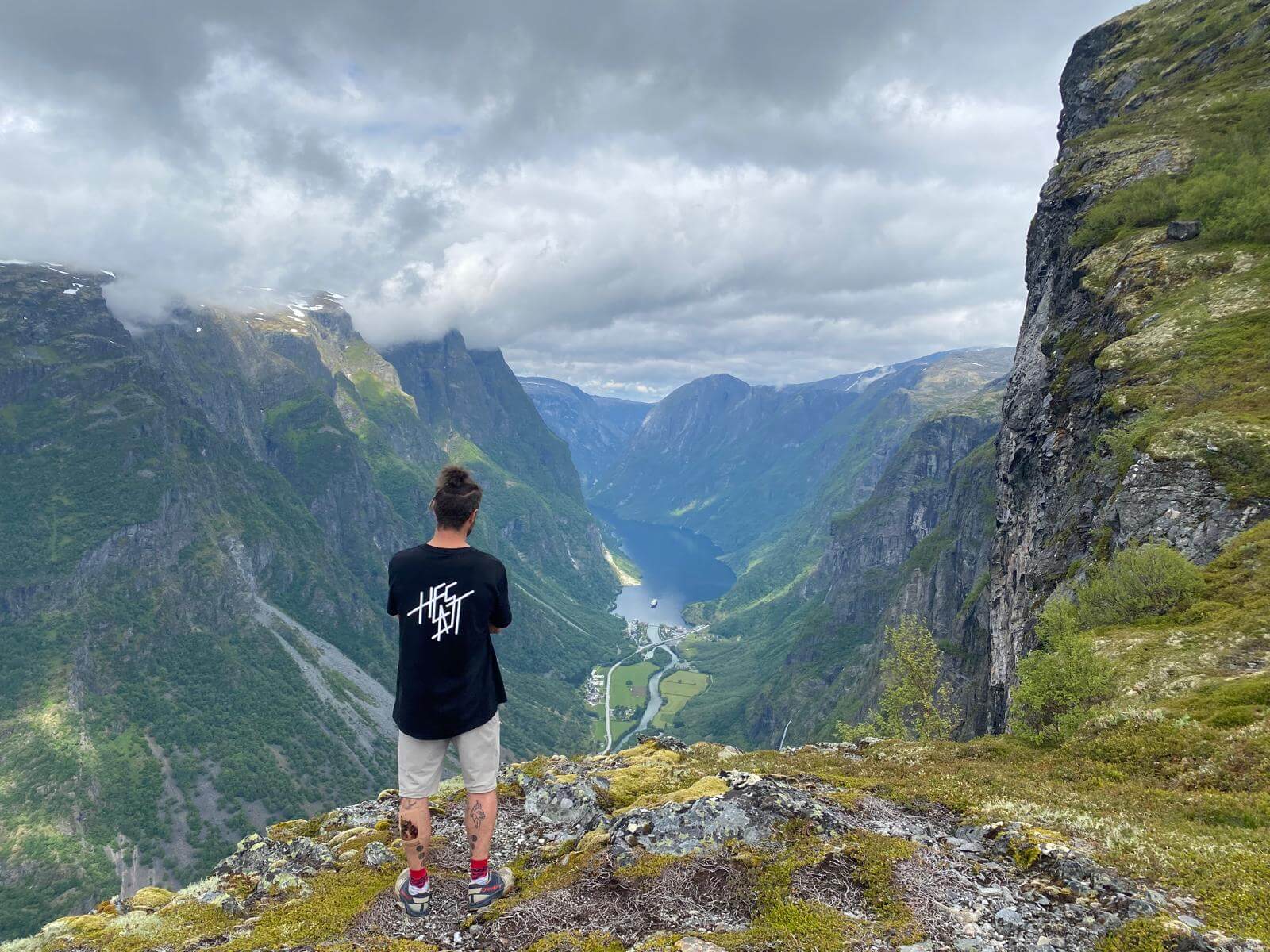 Männer Kleidung - HEAST T-Shirts und Hoodies für Herren