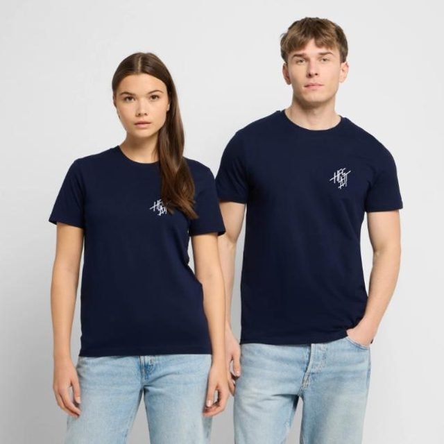 Zwei Personen in Navy-Shirts mit Heast-Logo